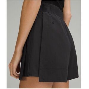 Lululemon woven relaxed short 4”